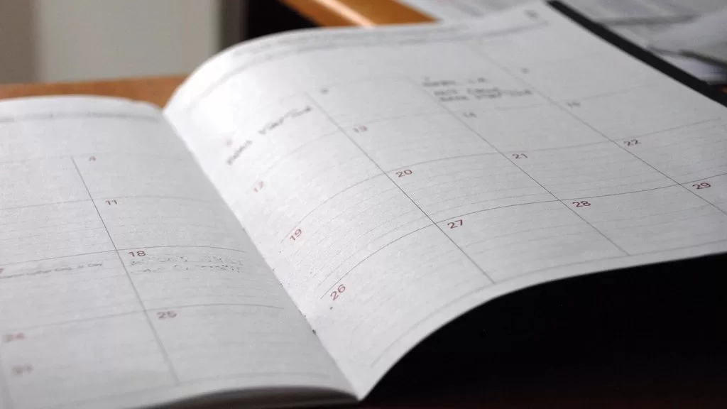 予定が書き込まれた手帳のカレンダー