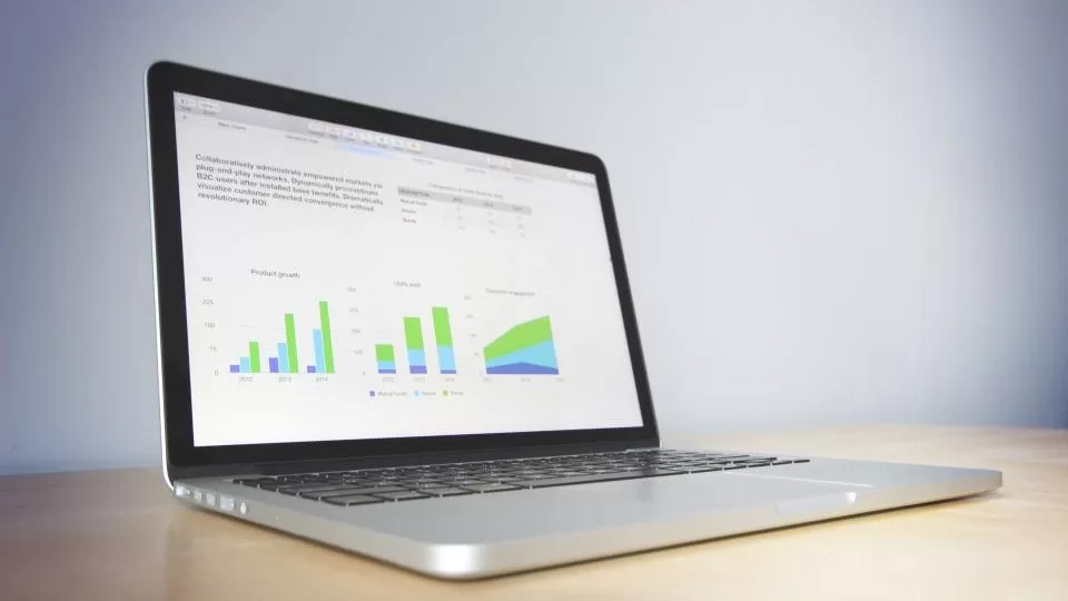 グラフが表示されたノートパソコン